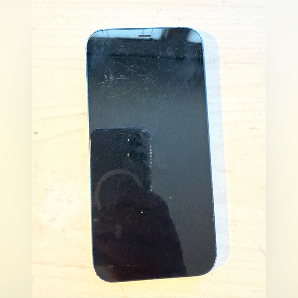 iPhone 12 Blue. Some scratches on the front a couple of minor cracks on the back - Picture 3 of 4